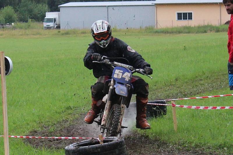 Fichtl cup Florida, terénní závod motocyklů Jawa 50 Pionýr, se jel u Hůrského rybníka u Adamova na Českobudějovicku.