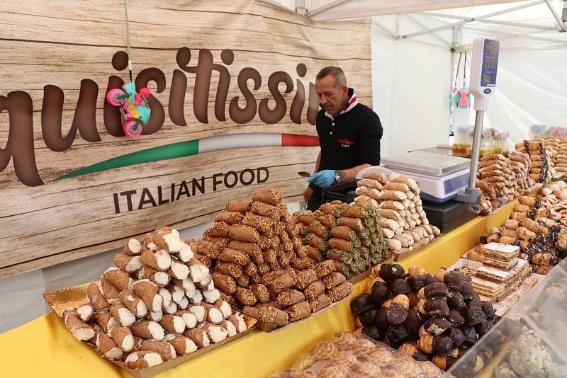 Voní to a chutná. Italové mají stánky na budějovickém náměstí.