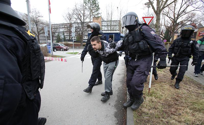 Motor nehrál. Přesto z českobudějovické Budvar Arény vyváděli policisté nevychované fanoušky. Celkem 250 lidí se zapojilo do součinnostního policejního cvičení.