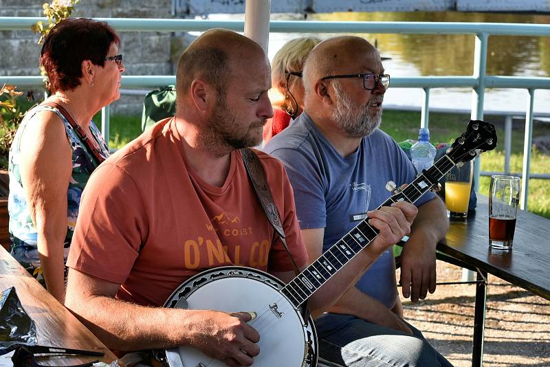 Muzikanti v ulicích Týna nad Vltavou