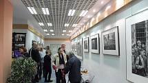 Fotograf Jan Dobrovský byl přítomen po celou dobu natáčení ve štábu Nabarveného ptáčete. Jaké fotografie pořídil, si prohlédnete v kavárně Českého rozhlasu České Budějovice.