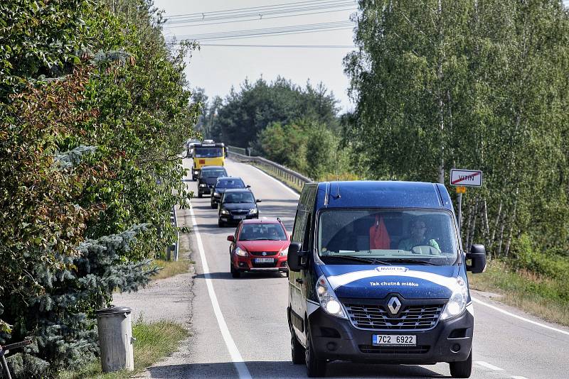 Stavba dálnice vyhnala auta na silnici, která vede centry obcí.