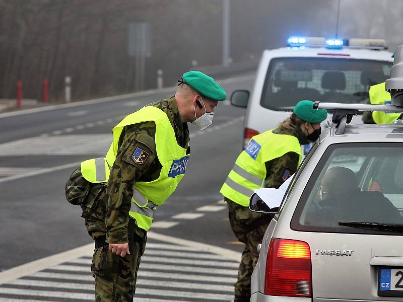 Policejní kontroly na hranicích jihočeských okresů posílili v úterý 2. března vojáci.