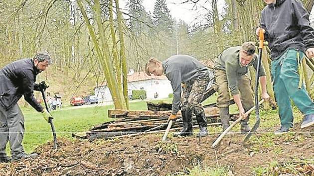 DOBROVOLNÍCI. Kneippovací stezku a přilehlou lávku v Terčině údolí obnovili dobrovolníci v minulých dnech.