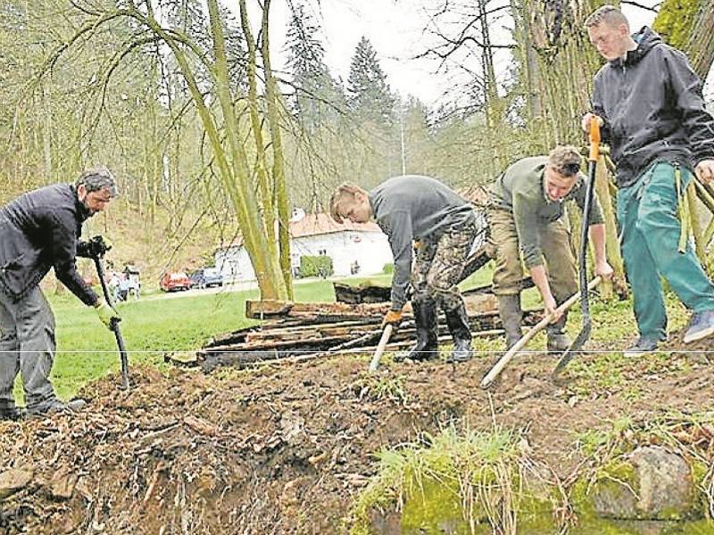 DOBROVOLNÍCI. Kneippovací stezku a přilehlou lávku v Terčině údolí obnovili dobrovolníci v minulých dnech.