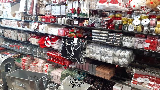 V Táboře už lze také koupit vánoční zboží. Foceno v sobotu 1. října.