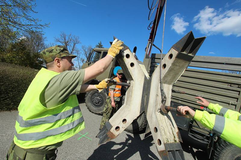 Výstavbou kontrolního propouštěcího stanoviště a umístění raketového odpalovacího zařízení začalo vojenské cvičení v areálu atomové elektrárny Temelín,