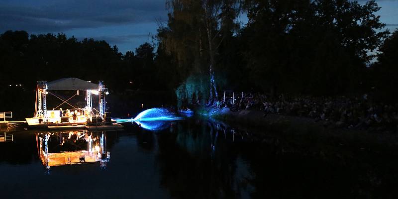I letos přilákaly Múzy na vodě Budějčáky na břehy slepého ramene Vltavy. Sérii koncertů zahájila Eva Urbanová.
