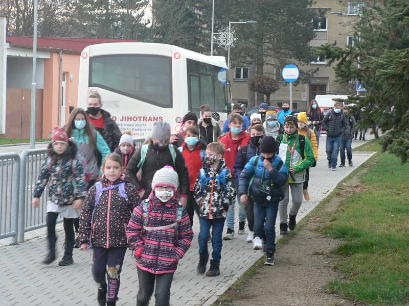 V pondělí 30. listopadu 2020 přišly do škol další ročníky. Snímek je z rána před Základní školou Trhové Sviny.