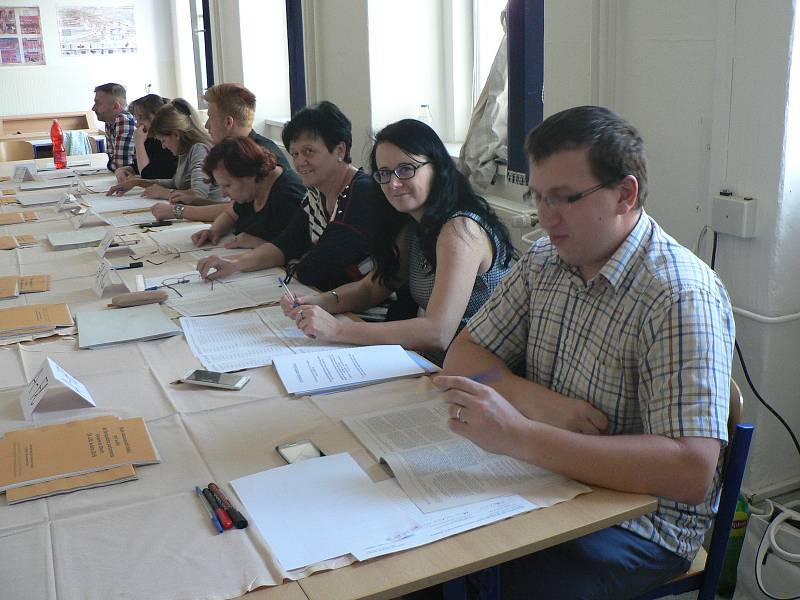 V budějovickém Gymnáziu J. V. Jirsíka hlasují voliči hned několika volebních okrsků.