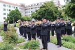 Hudba Hradní stráže a Policie ČR hrála v areálu budějovické nemocnice jako poděkování zdravotníkům za nasazení v době pandemie.