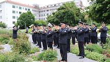 Hudba Hradní stráže a Policie ČR hrála v areálu budějovické nemocnice jako poděkování zdravotníkům za nasazení v době pandemie.