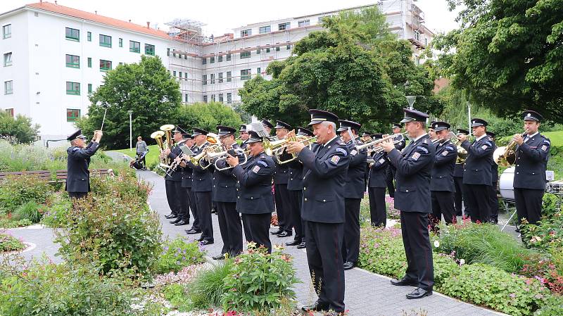 Hudba Hradní stráže a Policie ČR hrála v areálu budějovické nemocnice jako poděkování zdravotníkům za nasazení v době pandemie.