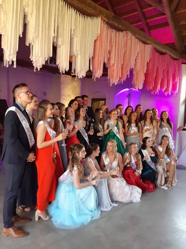 Pomaturitní večírek proměnili v červnu 2021 studenti Gymnázia Česká v Českých Budějovicích ve variantu maturitního plesu.
