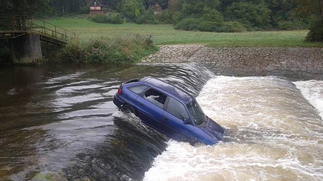 Opuštěný Opel Astra někdo zanechal uprostřed řeky poblíž Strunkovic nad Volyňkou na Strakonicku.