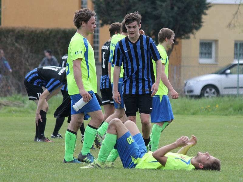 Fotbalisté Nemanic prohrávali doma s Velešínem 0:2 a 1:3 a gólem v závěru stihli už je snížit: v I.A Nemanice - Velešín 2:3 (0:1).