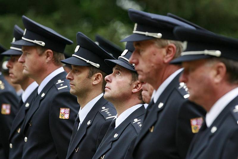 Slavnostní přísaha členů Hasičské záchranné služby a předáváni medailí hasičům a policistům před oranžerií na zámku v Hluboké nad Vltavou.