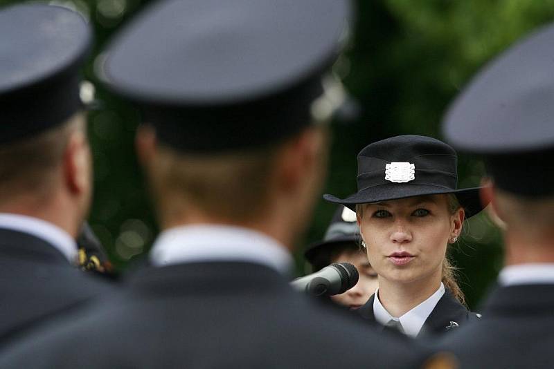 Slavnostní přísaha členů Hasičské záchranné služby a předáváni medailí hasičům a policistům před oranžerií na zámku v Hluboké nad Vltavou.