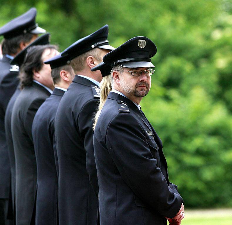 Slavnostní přísaha členů Hasičské záchranné služby a předáváni medailí hasičům a policistům před oranžerií na zámku v Hluboké nad Vltavou.