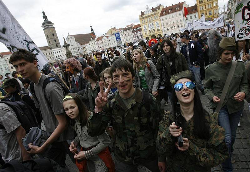 Barevným průvodem městem a následnou volbou krále/královny vyvrcholila v pátek 7. května tradiční oslava jara a  studentského života Majáles v Českých Budějovicích. 