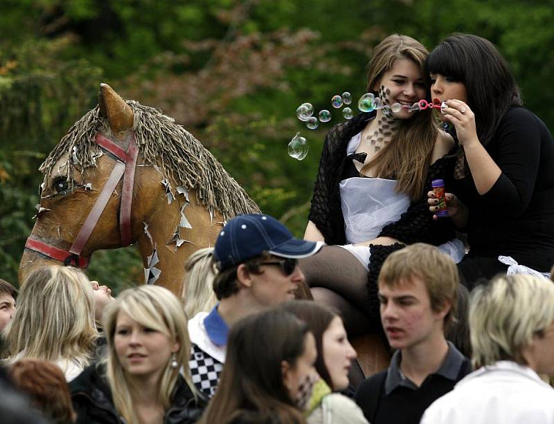 Barevným průvodem městem a následnou volbou krále/královny vyvrcholila v pátek 7. května tradiční oslava jara a  studentského života Majáles v Českých Budějovicích. 