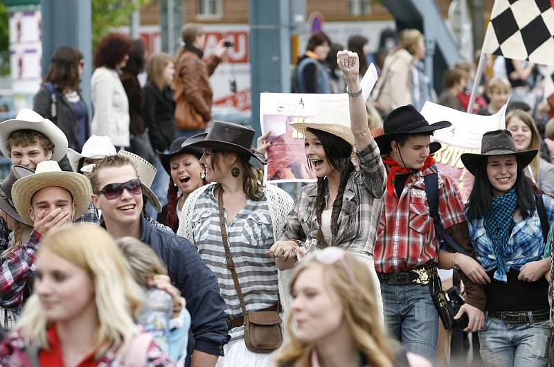 Barevným průvodem městem a následnou volbou krále/královny vyvrcholila v pátek 7. května tradiční oslava jara a  studentského života Majáles v Českých Budějovicích. 