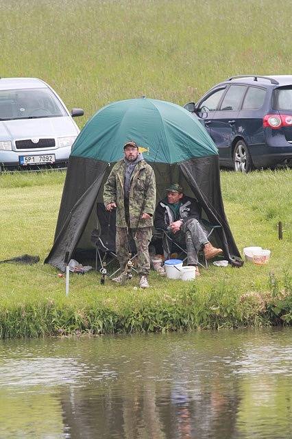 Rybářské závody na Vrábečském rybníku.