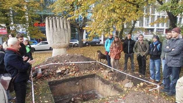 Studenti si přišli prohlédnout odkryté zbytky synagogy.