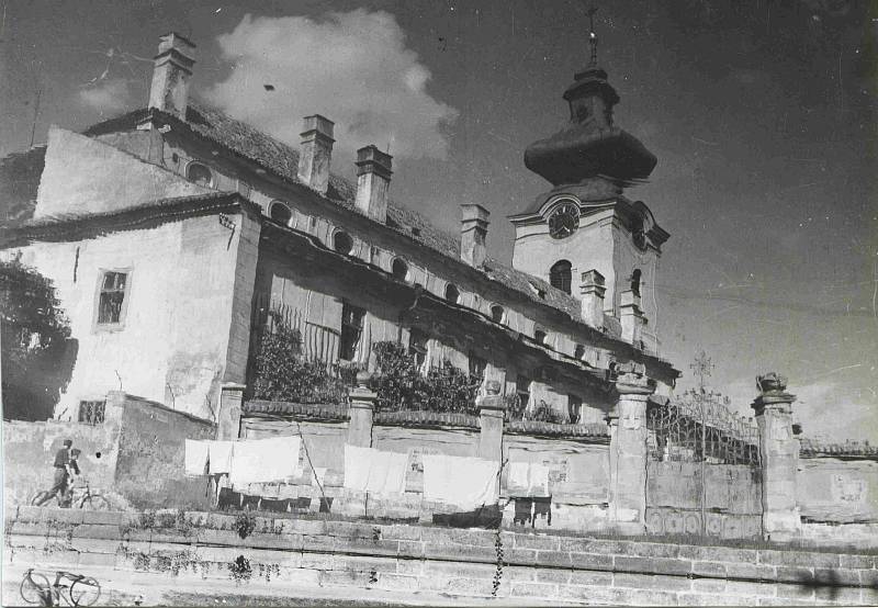 Klášter a věž u slepého ramene, 1950. Foto ze sbírky fotografií a pohlednic Jiřího Dvořáka poskytl Státní okresní archiv České Budějovice