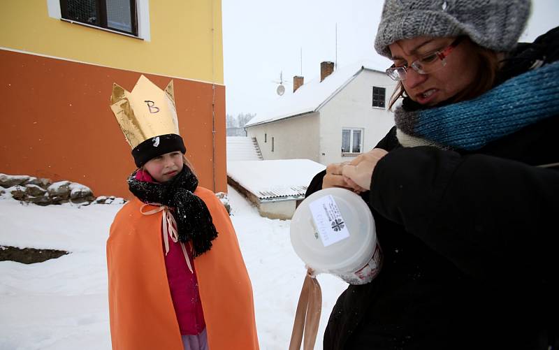 Doudlebské děti se letos při Tříkrálové sbírce brodily sněhem