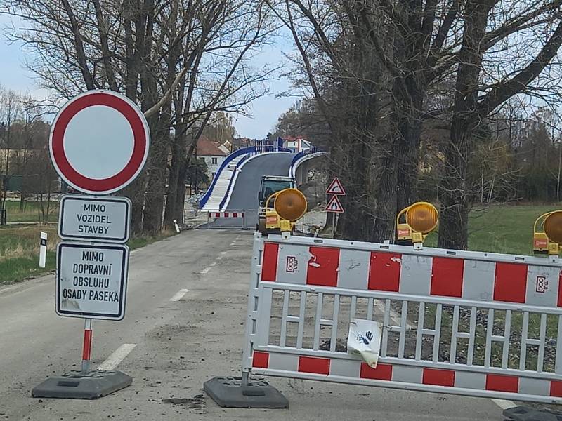 Práce na Trocnovském mostě a na rekonstrukci silnice ve Strážkovicích.