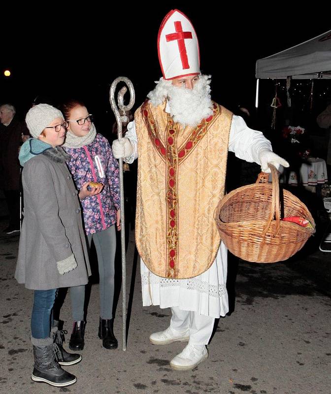 Na tři stovky lidí sledovaly v sobotu po setmění rozsvícení vánočního stromu v Dobré Vodě u Českých Budějovic.