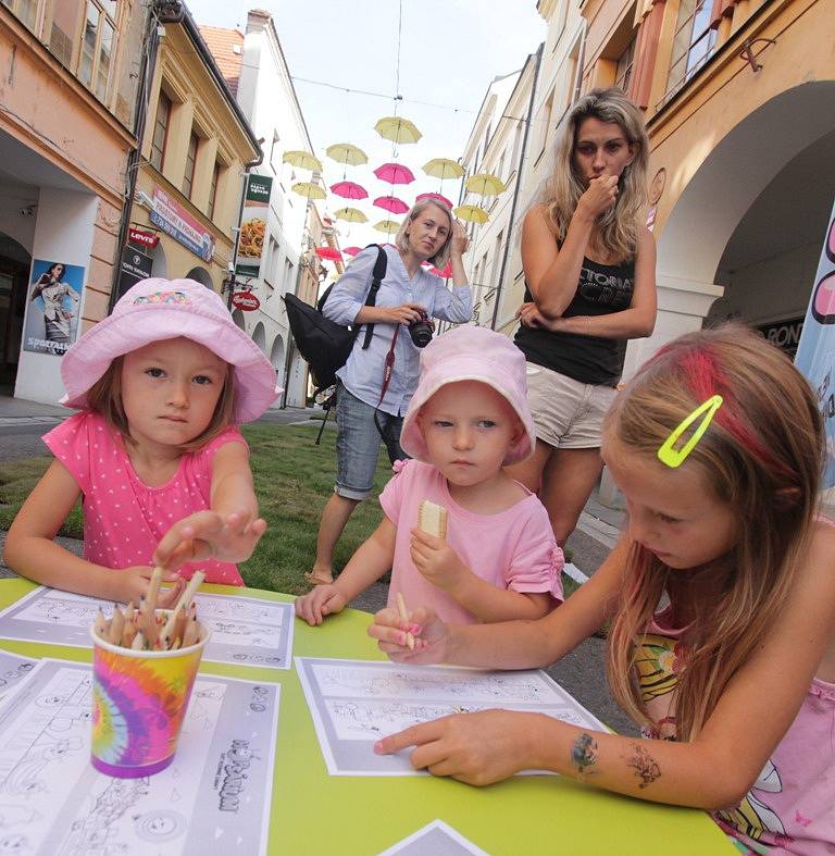 V pátek začala v centru Budějovic dvoudenní slavnost Město lidem, lidé městu. Nabízí pestrý kulturní program i netradiční výzdobu ulic.