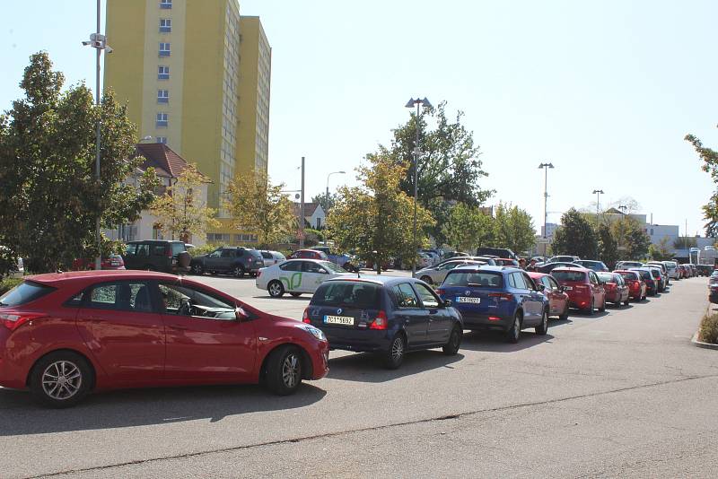 V okolí hlavního parkoviště českobudějovické nemocnice v pondělí kolabovala doprava, neboť zde lidé v kolonách čekali na testování na koronavirus.