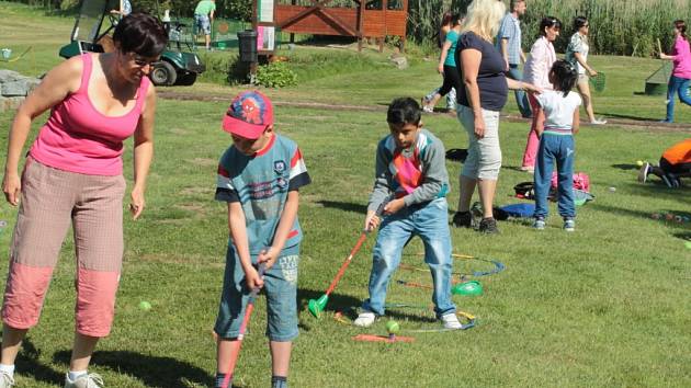 Golf děti i jejich rodiče bavil