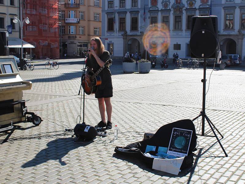 V Českých Budějovicích na Buskers festu vystupuje třeba Gus Ring, který sem přijel až ze Švédska.