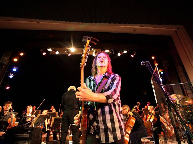 Rocková skupina Keks a Jihočeská filharmonie zahrály společně 22. října v českobudějovickém DK Metropol. V popředí na snímku Štěpán Kojan.