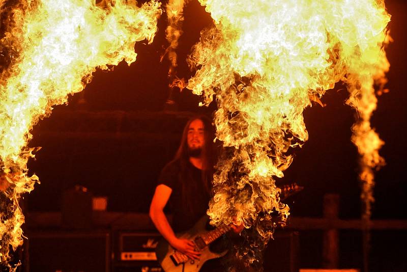 Muzikanti z hudební skupiny Seven natočili se svými přáteli videoklip, ve kterém bylo použito 63 výrobníků plamene a dalších 150 další podiových pyrotechnických efektů. Ohně připravil Tomáš Libich.