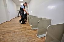Čtyřnozí specialisté očichávají pachové konzervy a pomáhají usvědčit pachatele. K tomu, aby mohli psi psychicky náročnou práci vykonávat, je nutná jejich odolnost. Talentovaného křížence ohaře si policisté našli v psím útulku.