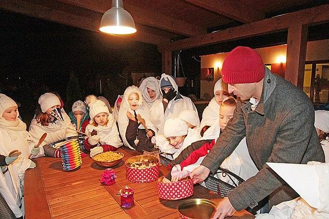 Průvod lucek prošel v pátek večer Boršovem nad Vltavou.