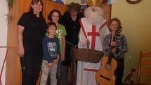 Mikuláš s čertem s čertem i letos potěšili děti v Rožnově.