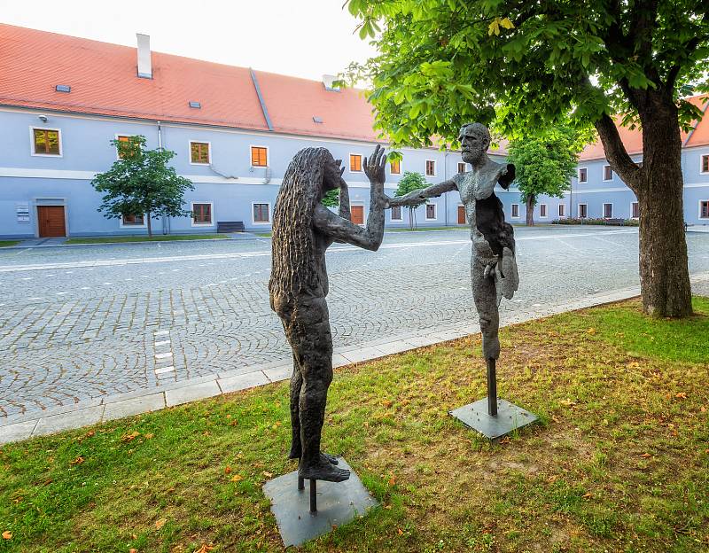 Třeboňský sochařský svět zdobí jihočeské malebné město už jen pár dní.