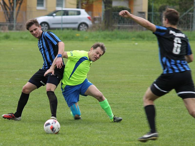 Fotbalisté Nemanic prohrávali doma s Velešínem 0:2 a 1:3 a gólem v závěru stihli už je snížit: v I.A Nemanice - Velešín 2:3 (0:1).