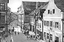 Hostinec U české Chalupy v České ulici po roce 1900.
