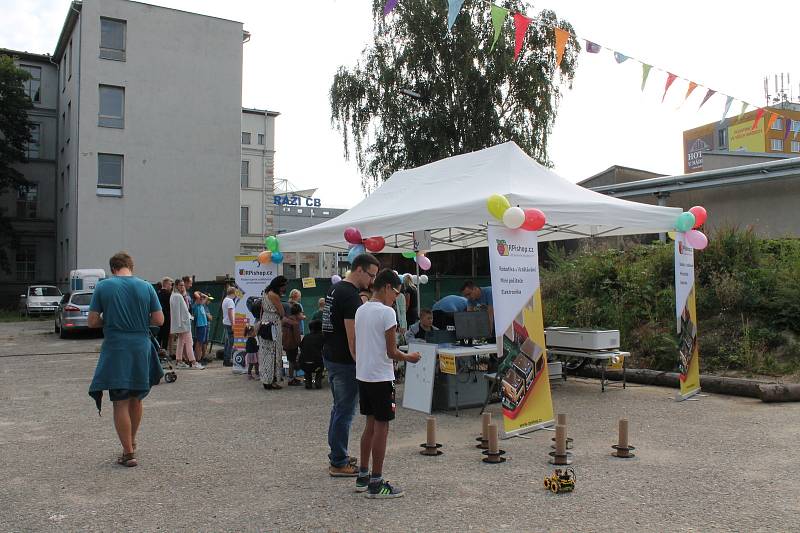 Maker Faire neboli přehlídka různých vynálezů přitáhla v sobotu od deseti hodin do českobudějovické "Žižkárny" davy návštěvníků.