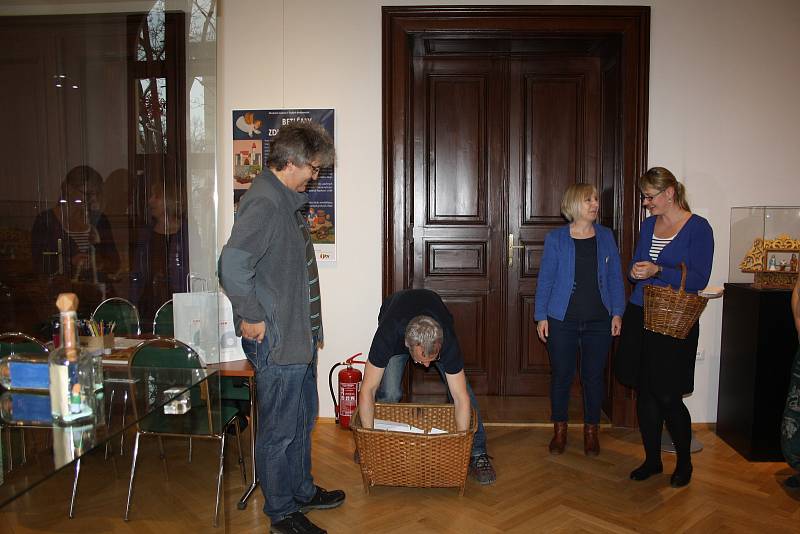 Nový rekordní papírový betlém máme od 20. prosince v Jihočeském muzeu. Neuvěřitelných 1614 originálních postaviček z papíru vyrobilo 1382 autorů z Českých Budějovic a okolí.