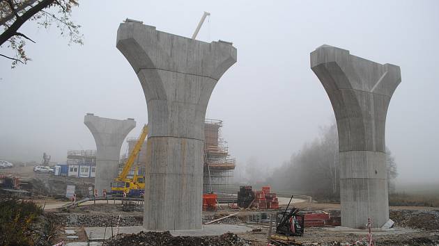 Výstavba D3 u Kamenného Újezdu. Vyroste tu 452 m dlouhá estakáda o 11 polích.