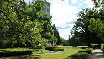 Zámek Hluboká obklopují okrasné zahrady a anglický park, v bývalé zámecké jízdárně je Alšova Jihočeská galerie.