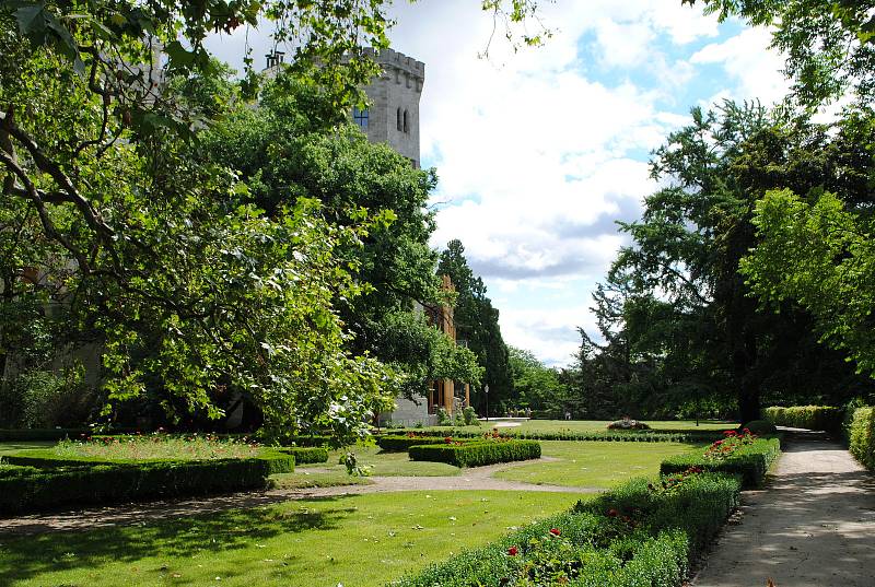 Zámek Hluboká obklopují okrasné zahrady a anglický park, v bývalé zámecké jízdárně je Alšova Jihočeská galerie.