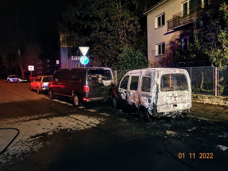 U Trojice v Budějovicích v noci shořelo auto. Oheň poškodil i dvě další.